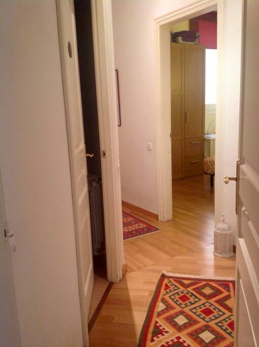 El baño está enfrente de la habitación.