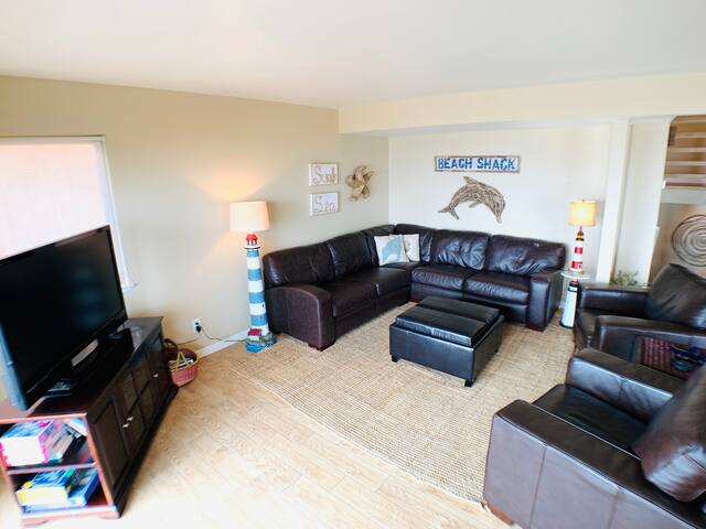 Large, updated 5 bedroom ocean front home gallery image 3