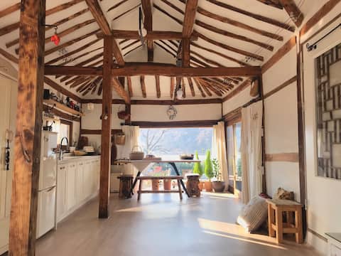 현암리돌담집은 정원이 예쁩니다.오래된 한옥고택 하룻밤 편히 쉴수 있도록 정성을 다하겠습니다