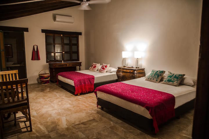 غرفة نوم ثالثة تضم سريرين مزدوجين (حجم كوين) وحمام خاص.