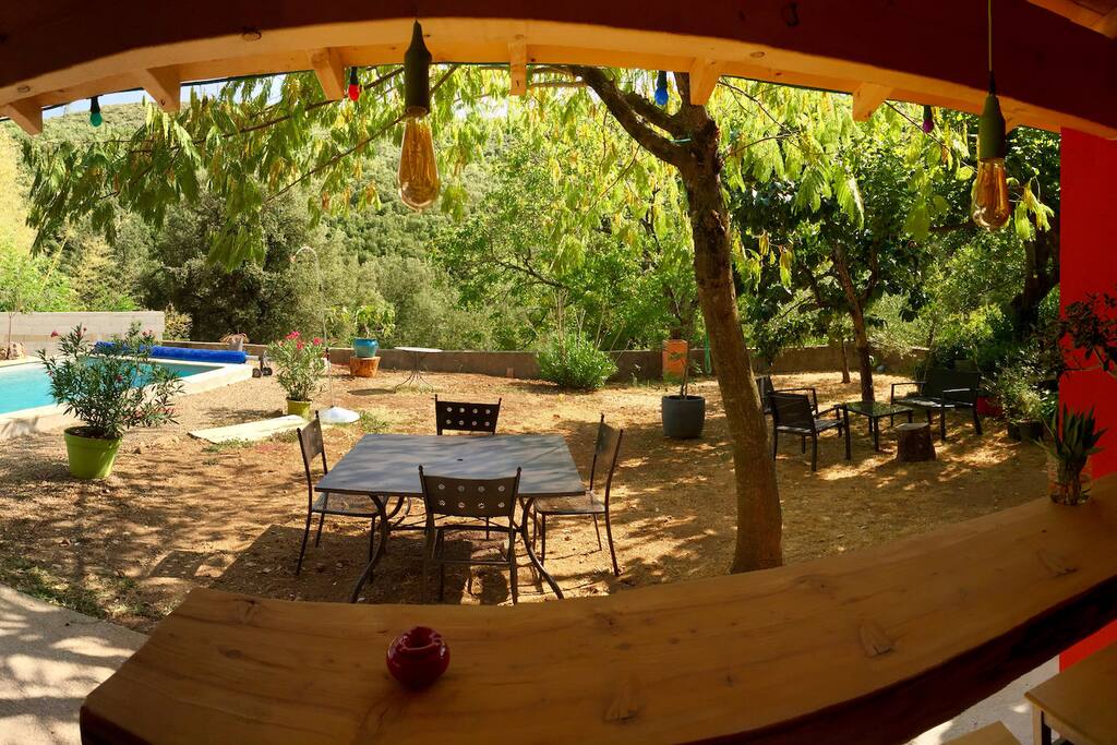 Le bar de la piscine