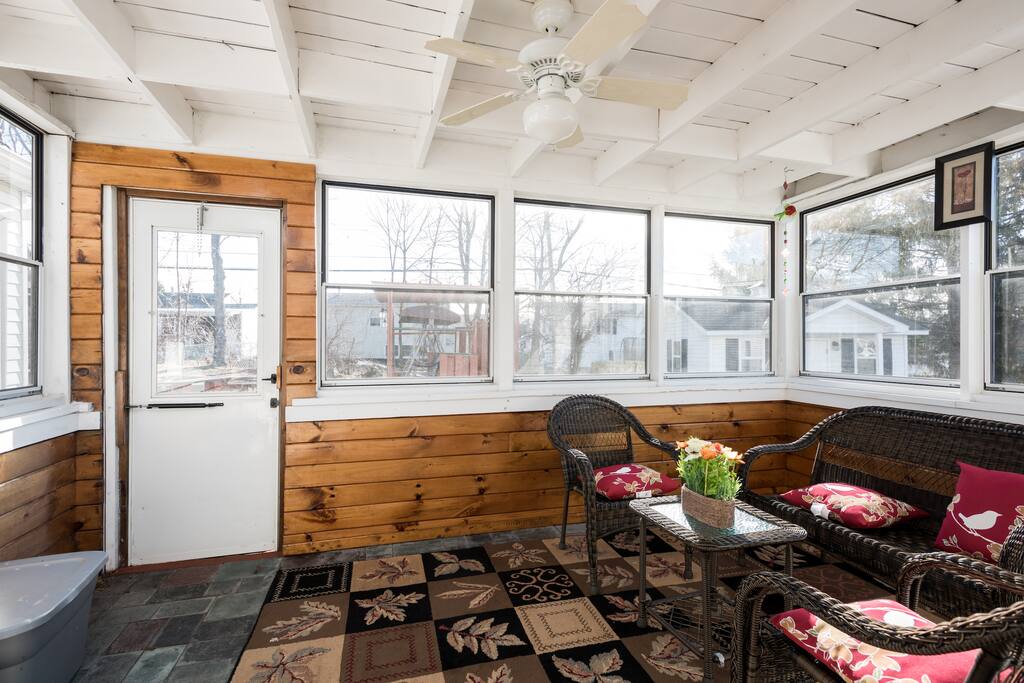 Spacious sun-room!