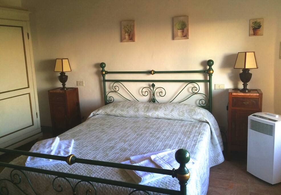 camera 2 matrimoniale al primo piano / double room 2 at the first floor