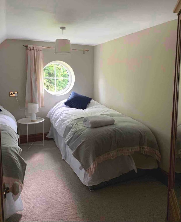 غرفة نوم مزدوجة في الطابق العلوي