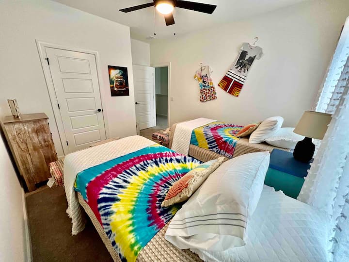 קומה שנייה - חדר שינה 2 - חדר היפי - 2 מיטות זוגיות XL - שתי המיטות יכולות להיות סמוכות למיטת קינג סייז אחת במידת הצורך. 