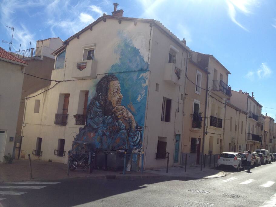 L'appartement se situe au premier étage de cette maison par la porte bleue qui nous est personnelle . Huit marches suffisent à accéder à l'appartement