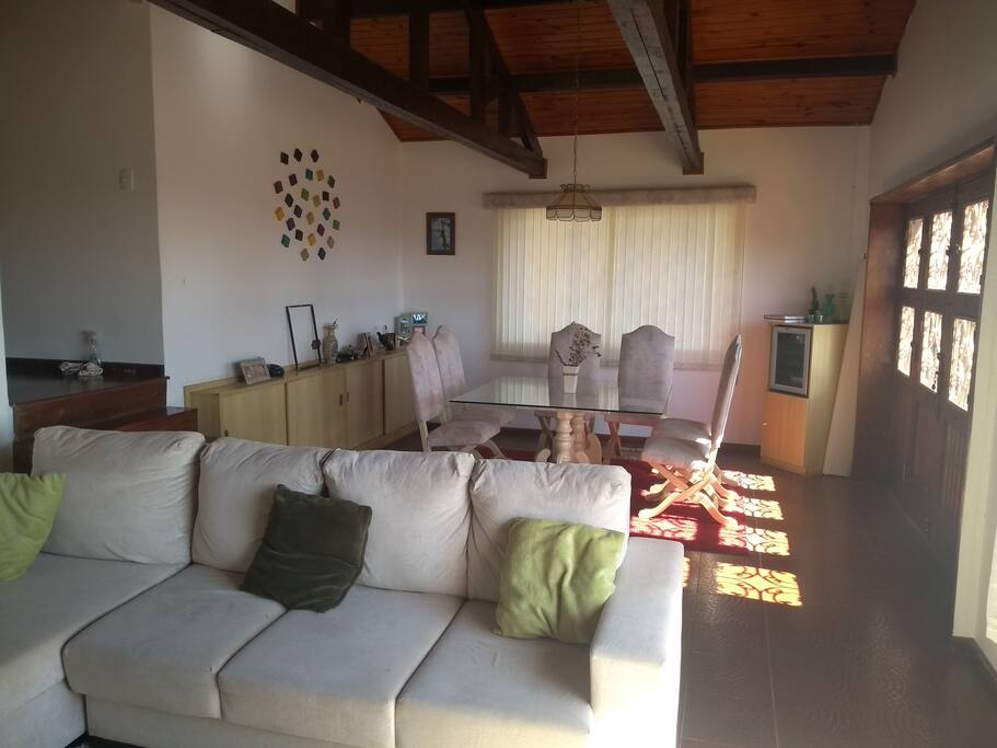 Sala ampla com vista