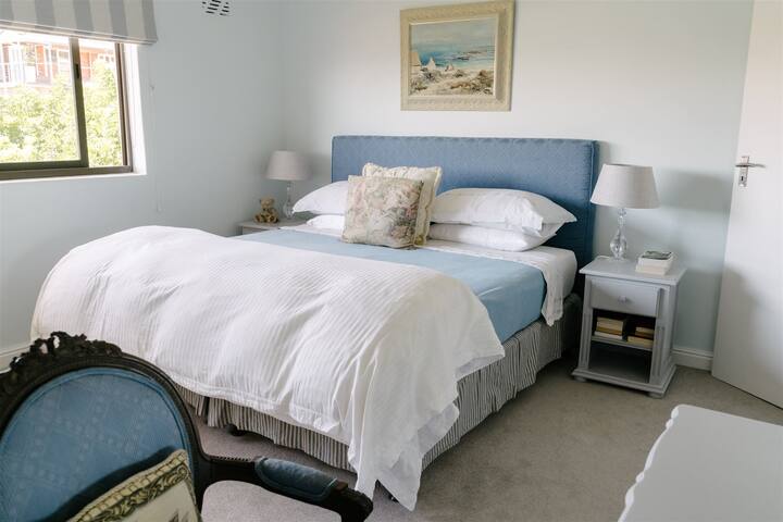 Contemporary 2.5 bedroom flat with full sea views gallery image 3