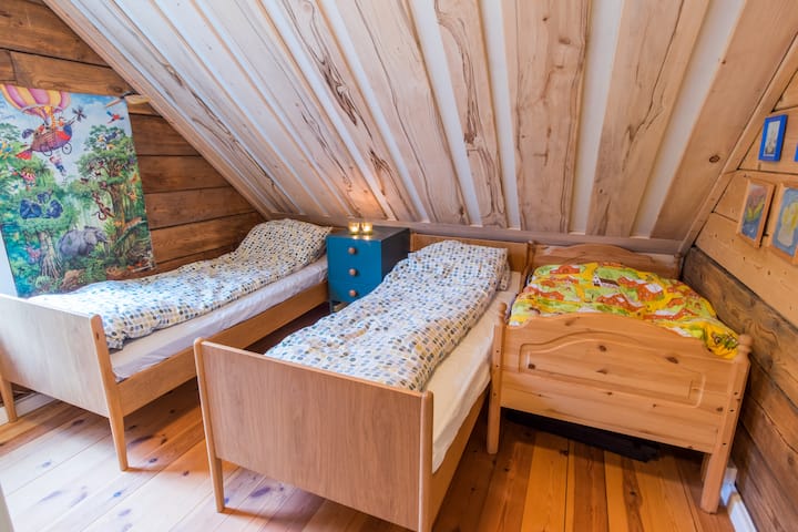 2. poschodie. 2. spálňa s dvoma samostatnými lôžkami a voliteľnou detskou posteľou.