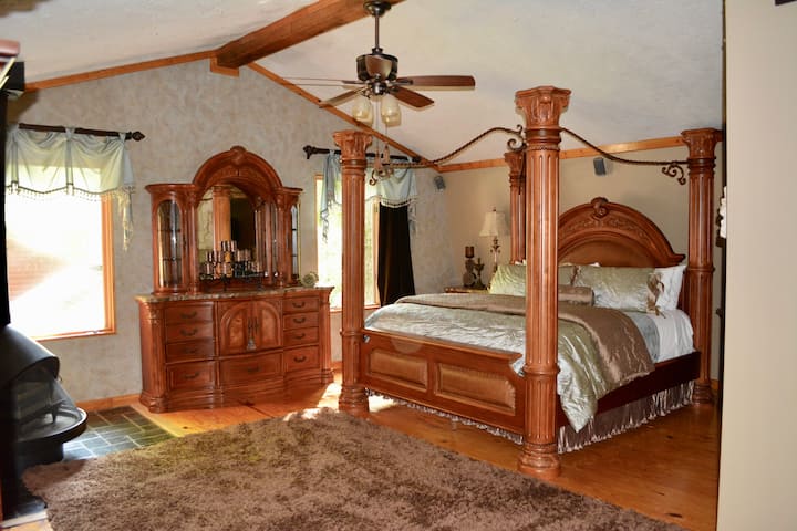 Master Bedroom (King Bed)