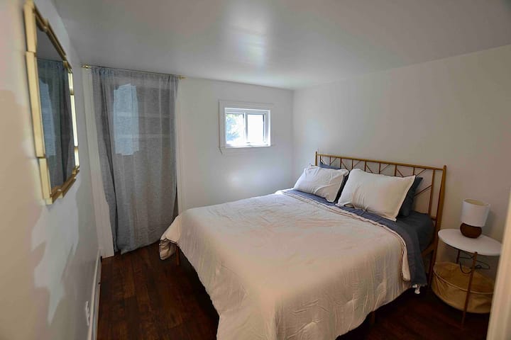 Dormitorio dorado, cama tamaño queen. 