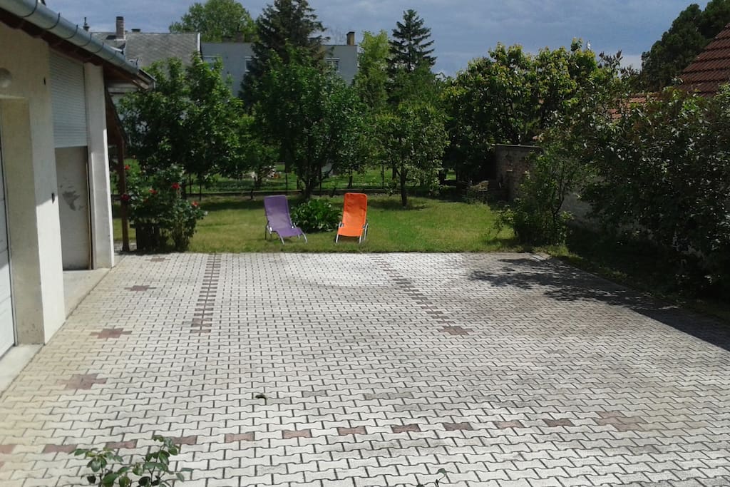 Hofansicht mit Parkmöglichkeiten und Garten
