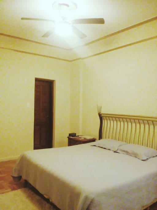 Suite com cama King size e ar condicionado.