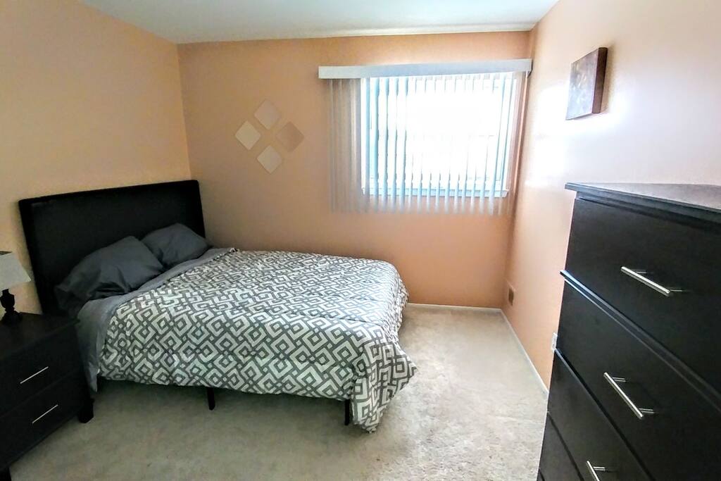 Guest bedroom w/ full size bed