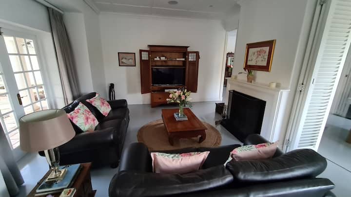 Beautiful Classical Kloof Home (Solar Power) - Kloof