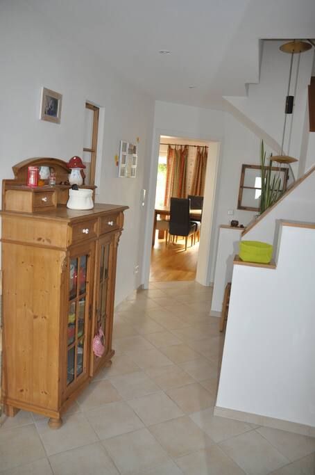 Hauseingang Erdgeschoss mit Treppe ins UG