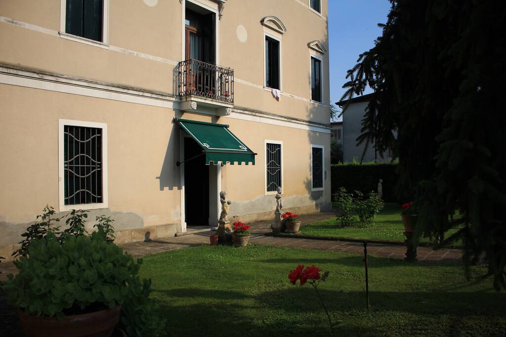 Esterno anteriore con giardino