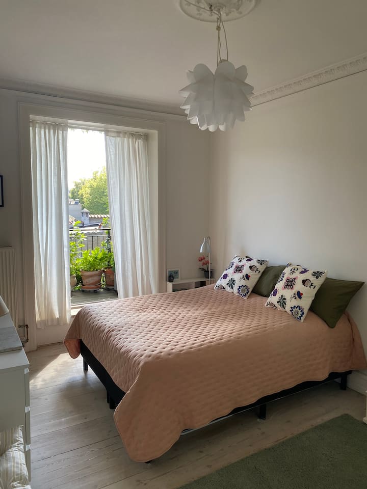 ห้องนอนพร้อมวิวระเบียง 