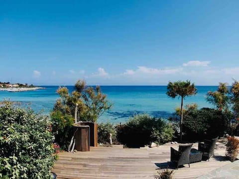 Beach house on the water. 8 people (9 max)