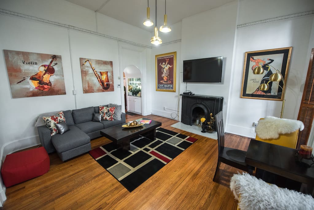 Very comfortable living room with amazing colors and jazzy art. Dining retreat area with floor to ceiling windows , 55" 4K Smart TV