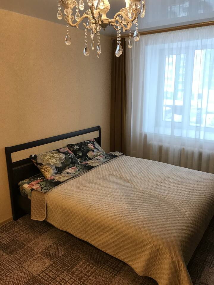 配备全新矫形床垫的床，尺寸160 ^ 200厘米。 