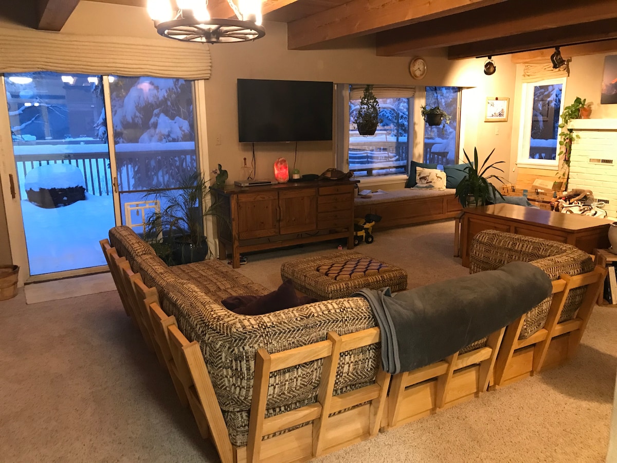 Top Airbnb: 212 W Meadow, the Center of Vail! 7 beds, Hot Tub in Vail