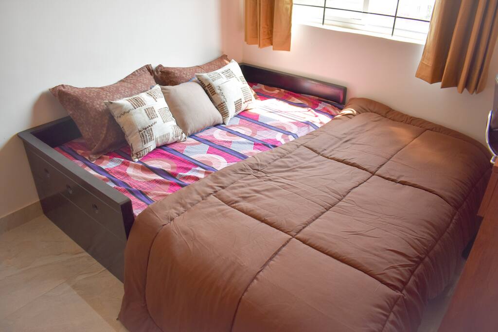 Cosy Queen Bed with cushions & Quilt blanket