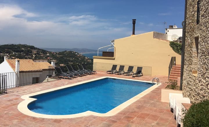 Centre of Begur 2 Bdrm pool & views