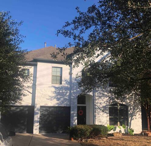 Private Domain house with backyard Oasis gallery image 2