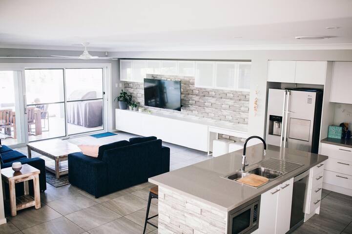 Casuarina Beachfront Hamptons House gallery image 5