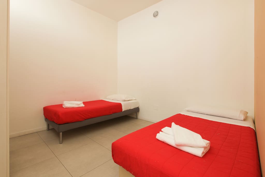 Bedroom 2: 2 single beds