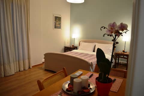 Cosy studio apartment next to Megaron Mousikis
