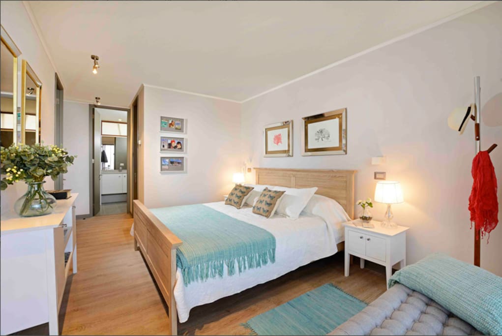 Dormitorio muy cómodo con baño en suite.