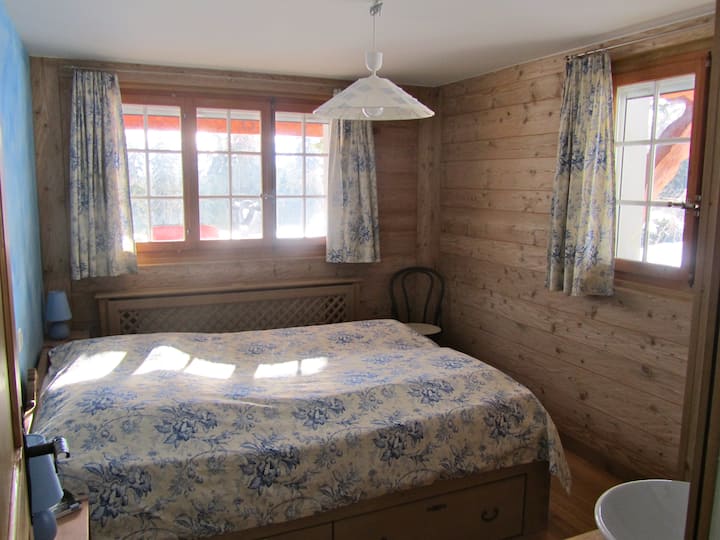 Blauwe slaapkamer met wastafel