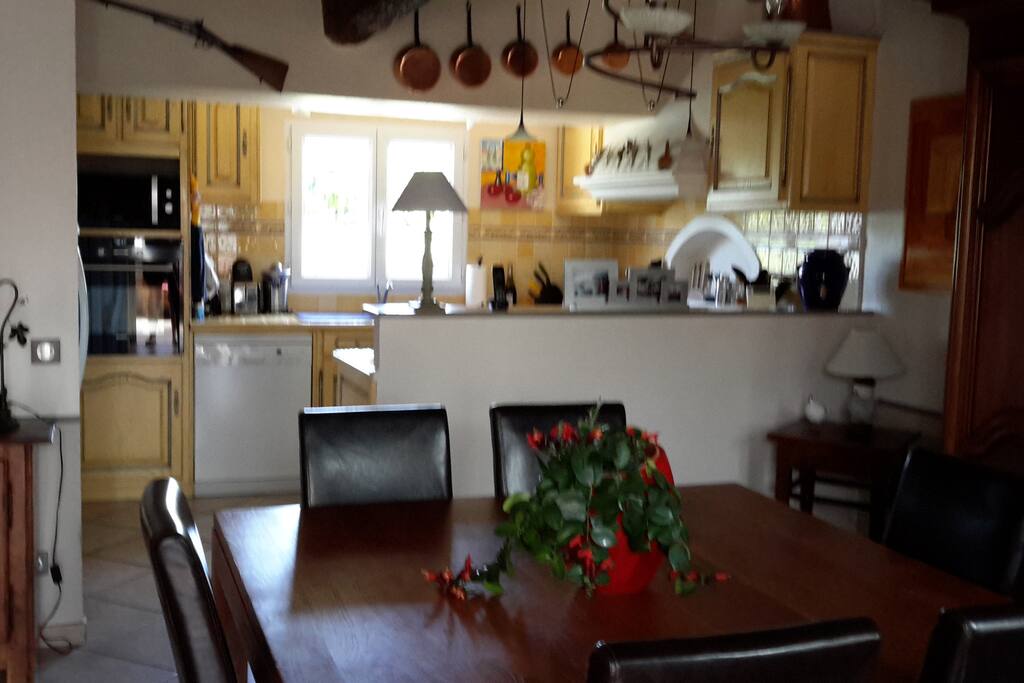 salle a manger et cuisine