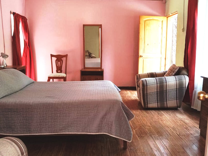 主卧和2张床。 
风扇和/或炉灶。 可以添加沙发/床。
毗邻餐厅厨房，由走廊与浴室和室外相连。