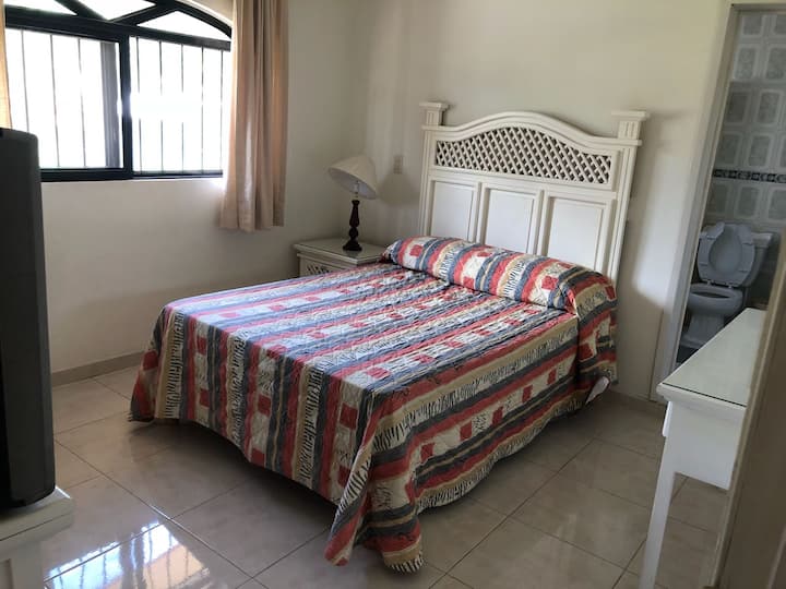 SECONDA CAMERA DA LETTO CON LETTO MATRIMONIALE E BAGNO PRIVATO