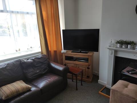 Successful Airbnb property: 3 bedroom residential home with onsite parking in Avonmouth And Lawrence Weston
