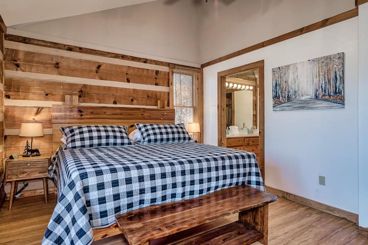 Second upstairs bedroom with king-size bed