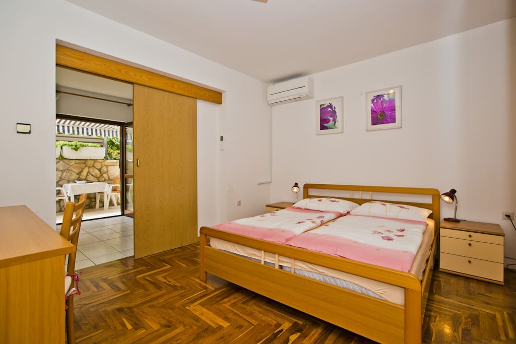 bedroom with a double bed