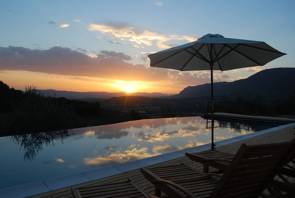 Piscina panoramica al tramonto