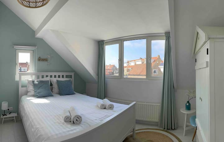 宜家Hemnes床，配有板条底座和宜家床垫。 
160 x 200厘米