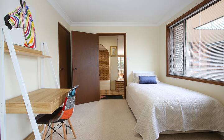 带额外床铺的学习区域