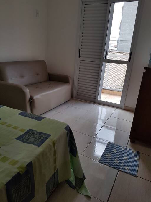 Quarto social com cama box beliche solteiro para 2 adultos e sofá cama para dois adultos e cômoda.