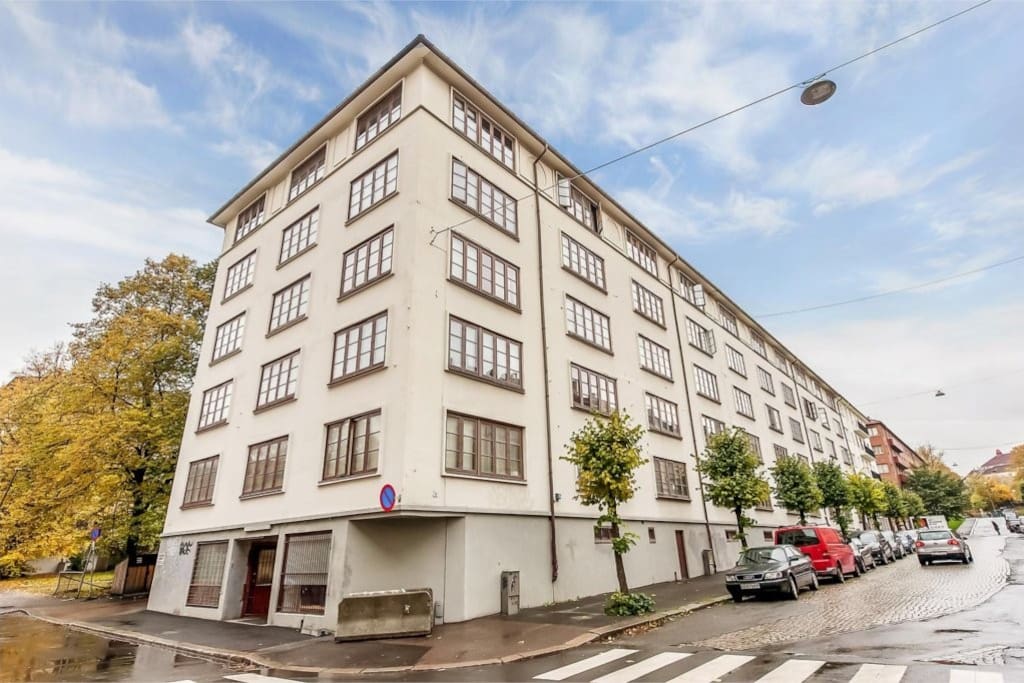 The building is located in a quiet area, with little to no traffic.