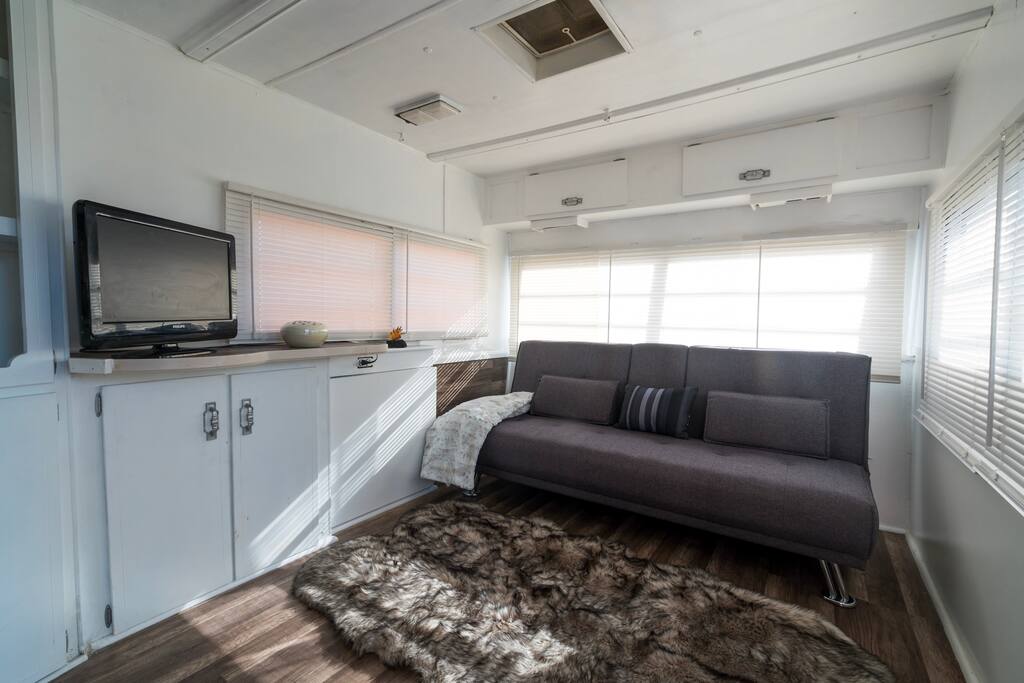 Lounge pulls out to an additional bed