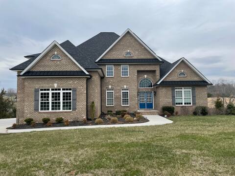 Spacious 5 Bedroom Near Liberty