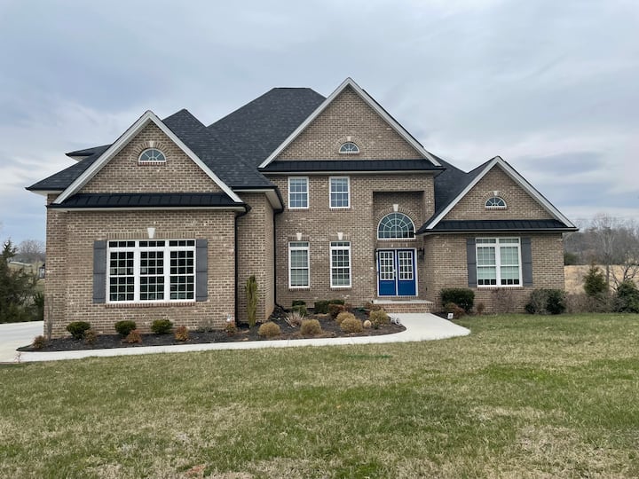 Spacious 5 Bedroom Near Liberty