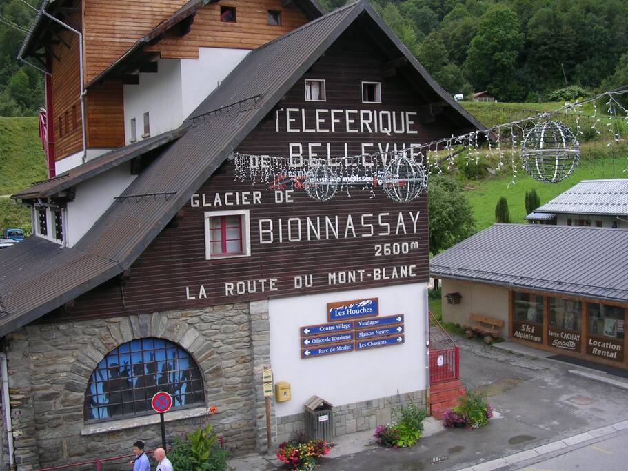 L'appartement est situé au pied des pistes et face au téléphérique de Bellevue. De plus vous avez également une vue imprenable sur les Aiguilles du Midi
