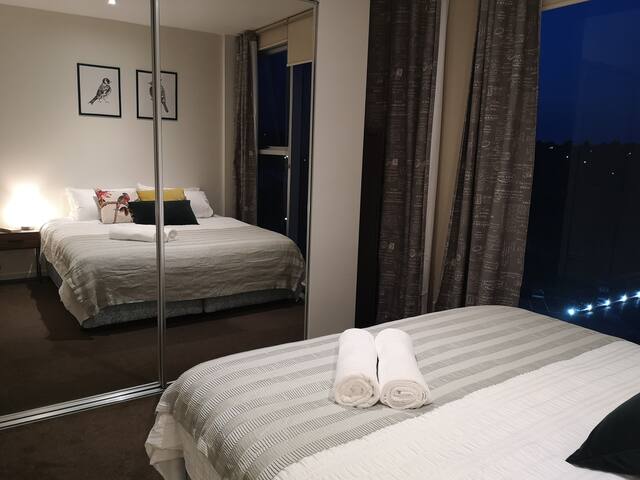 2BR Free Park & Netflix & Wine & Wifi 15min to Uni gallery image 5